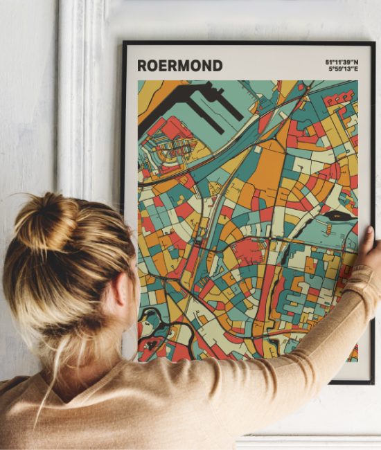 Plattegrond poster Licht Roermond mozaiek stl 08 Vrouw met poster mockup 01 | Funky Fellow