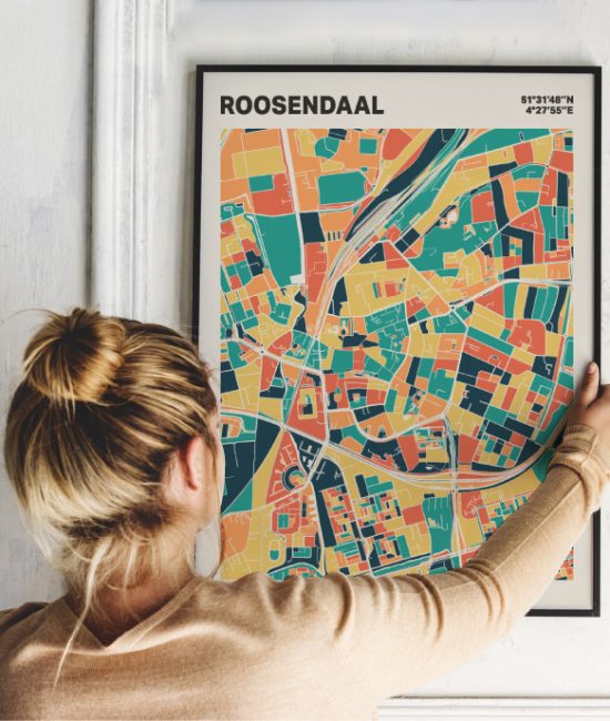 Plattegrond poster Licht Roosendaal mozaiek stl 01 Vrouw met poster mockup 01 | Funky Fellow