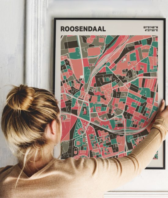 Plattegrond poster Licht Roosendaal mozaiek stl 02 Vrouw met poster mockup 01 | Funky Fellow
