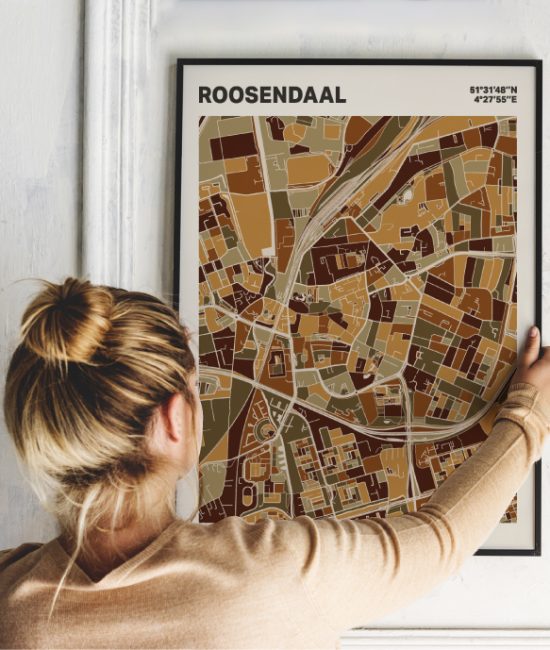 Plattegrond poster Licht Roosendaal mozaiek stl 03 Vrouw met poster mockup 01 | Funky Fellow
