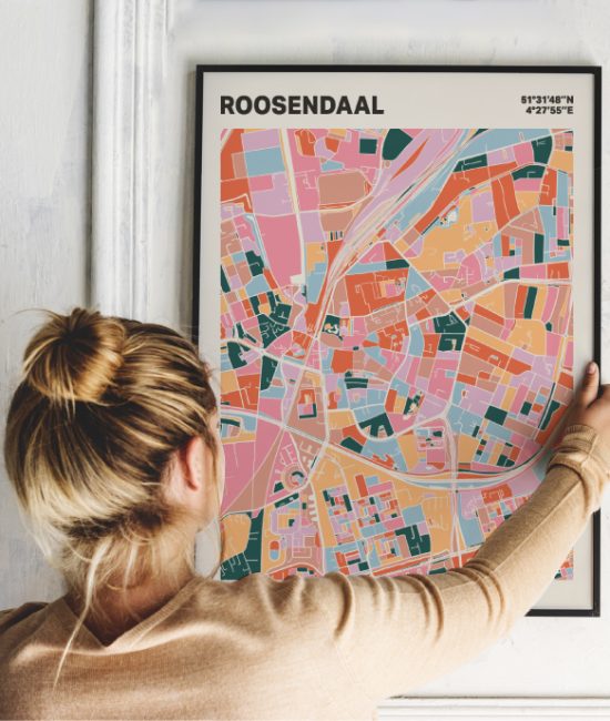 Plattegrond poster Licht Roosendaal mozaiek stl 04 Vrouw met poster mockup 01 | Funky Fellow