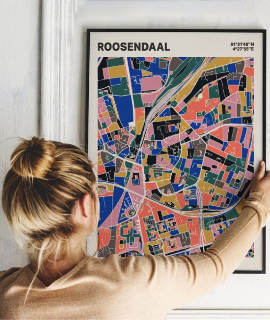 Plattegrond poster Licht Roosendaal mozaiek stl 05 Vrouw met poster mockup 01 | Funky Fellow