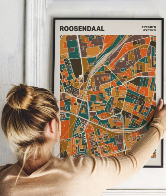 Plattegrond poster Licht Roosendaal mozaiek stl 06 Vrouw met poster mockup 01 | Funky Fellow
