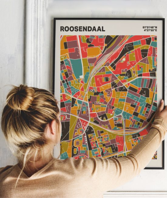 Plattegrond poster Licht Roosendaal mozaiek stl 07 Vrouw met poster mockup 01 | Funky Fellow