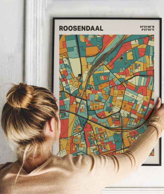 Plattegrond poster Licht Roosendaal mozaiek stl 08 Vrouw met poster mockup 01 | Funky Fellow