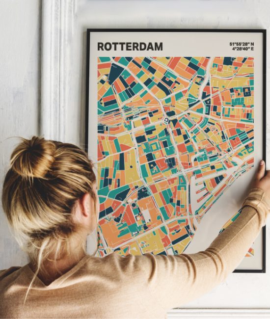 Plattegrond poster Licht Rotterdam mozaiek stl 01 Vrouw met poster mockup 01 | Funky Fellow
