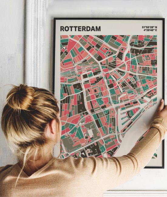 Plattegrond poster Licht Rotterdam mozaiek stl 02 Vrouw met poster mockup 01 | Funky Fellow