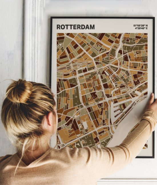 Plattegrond poster Licht Rotterdam mozaiek stl 03 Vrouw met poster mockup 01 | Funky Fellow