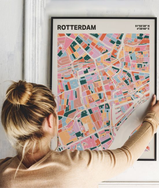 Plattegrond poster Licht Rotterdam mozaiek stl 04 Vrouw met poster mockup 01 | Funky Fellow