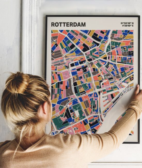 Plattegrond poster Licht Rotterdam mozaiek stl 05 Vrouw met poster mockup 01 | Funky Fellow