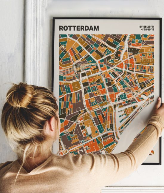 Plattegrond poster Licht Rotterdam mozaiek stl 06 Vrouw met poster mockup 01 | Funky Fellow