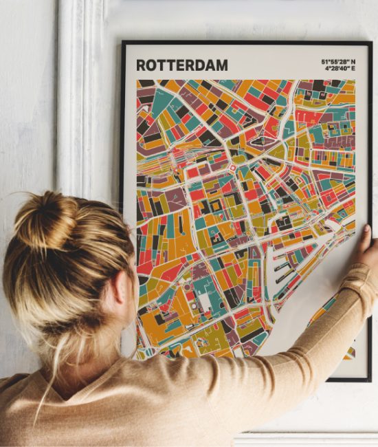 Plattegrond poster Licht Rotterdam mozaiek stl 07 Vrouw met poster mockup 01 | Funky Fellow