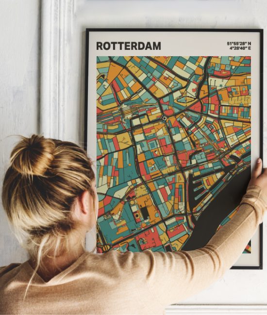 Plattegrond poster Licht Rotterdam mozaiek stl 08 Vrouw met poster mockup 01 | Funky Fellow