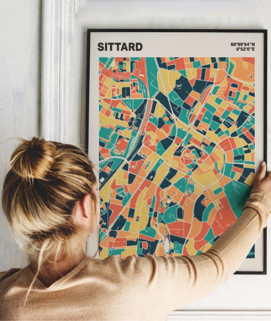 Plattegrond poster Licht Sittard mozaiek stl 01 Vrouw met poster mockup 01 | Funky Fellow