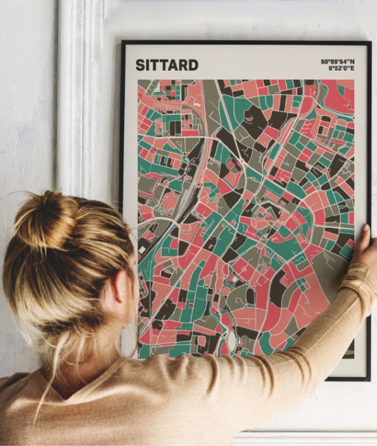 Plattegrond poster Licht Sittard mozaiek stl 02 Vrouw met poster mockup 01 | Funky Fellow