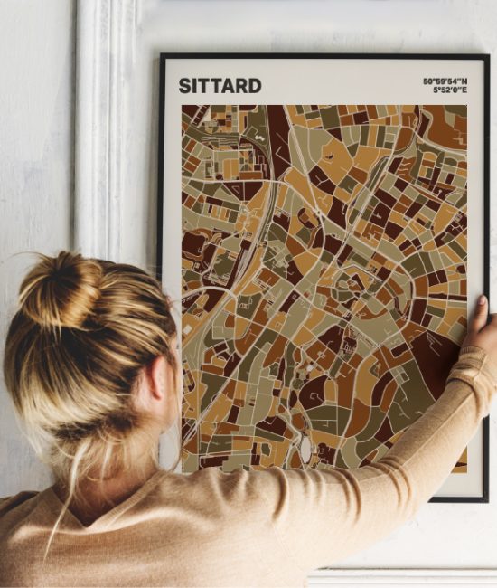 Plattegrond poster Licht Sittard mozaiek stl 03 Vrouw met poster mockup 01 | Funky Fellow
