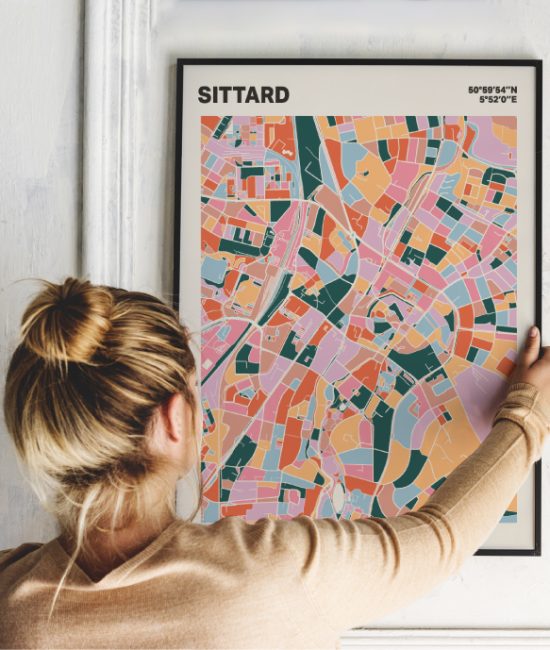 Plattegrond poster Licht Sittard mozaiek stl 04 Vrouw met poster mockup 01 | Funky Fellow
