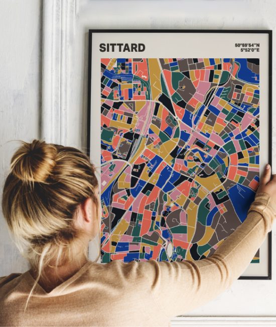 Plattegrond poster Licht Sittard mozaiek stl 05 Vrouw met poster mockup 01 | Funky Fellow