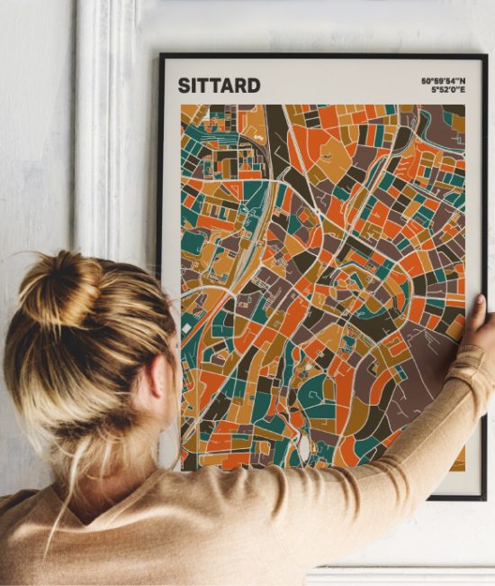 Plattegrond poster Licht Sittard mozaiek stl 06 Vrouw met poster mockup 01 | Funky Fellow