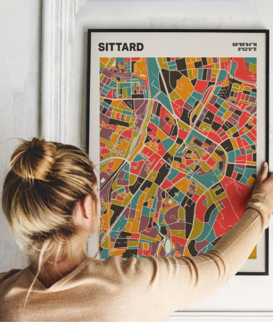 Plattegrond poster Licht Sittard mozaiek stl 07 Vrouw met poster mockup 01 | Funky Fellow