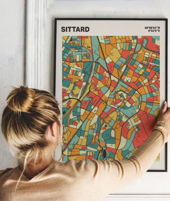 Plattegrond poster Licht Sittard mozaiek stl 08 Vrouw met poster mockup 01 | Funky Fellow