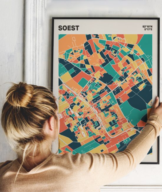 Plattegrond poster Licht Soest mozaiek stl 01 Vrouw met poster mockup 01 | Funky Fellow