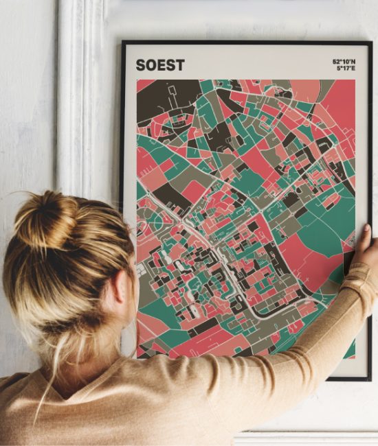 Plattegrond poster Licht Soest mozaiek stl 02 Vrouw met poster mockup 01 | Funky Fellow