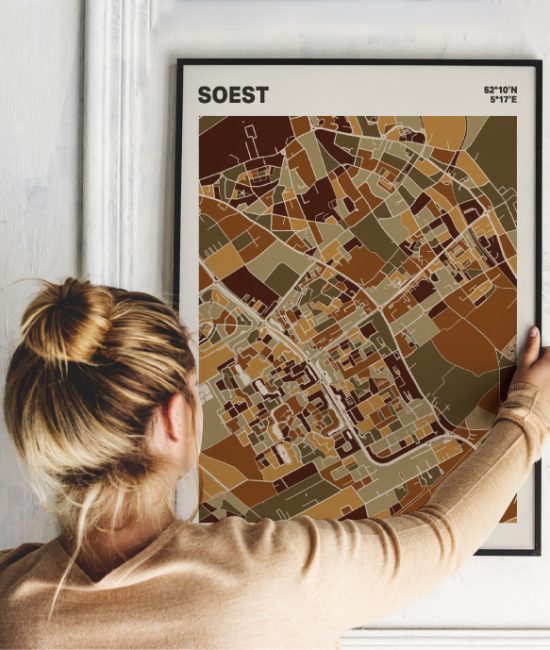 Plattegrond poster Licht Soest mozaiek stl 03 Vrouw met poster mockup 01 | Funky Fellow