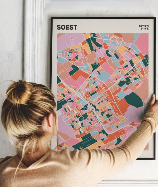 Plattegrond poster Licht Soest mozaiek stl 04 Vrouw met poster mockup 01 | Funky Fellow