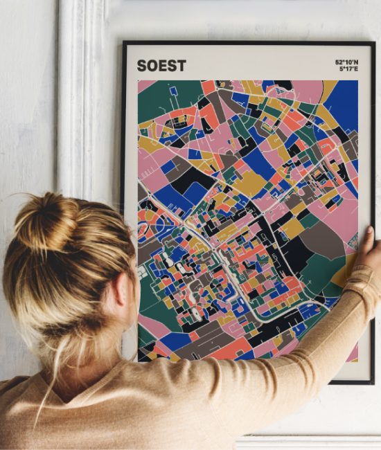 Plattegrond poster Licht Soest mozaiek stl 05 Vrouw met poster mockup 01 | Funky Fellow