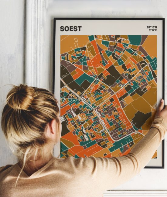 Plattegrond poster Licht Soest mozaiek stl 06 Vrouw met poster mockup 01 | Funky Fellow