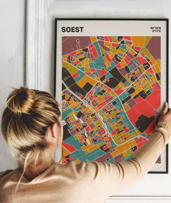 Plattegrond poster Licht Soest mozaiek stl 07 Vrouw met poster mockup 01 | Funky Fellow
