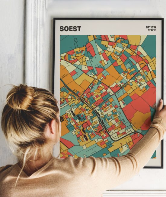 Plattegrond poster Licht Soest mozaiek stl 08 Vrouw met poster mockup 01 | Funky Fellow