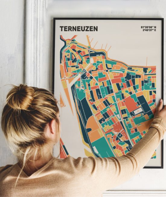 Plattegrond poster Licht Terneuzen mozaiek stl 01 Vrouw met poster mockup 01 | Funky Fellow