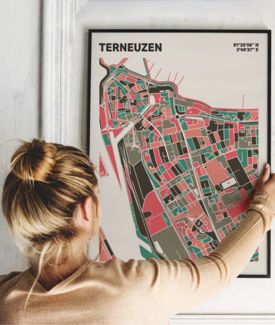 Plattegrond poster Licht Terneuzen mozaiek stl 02 Vrouw met poster mockup 01 | Funky Fellow