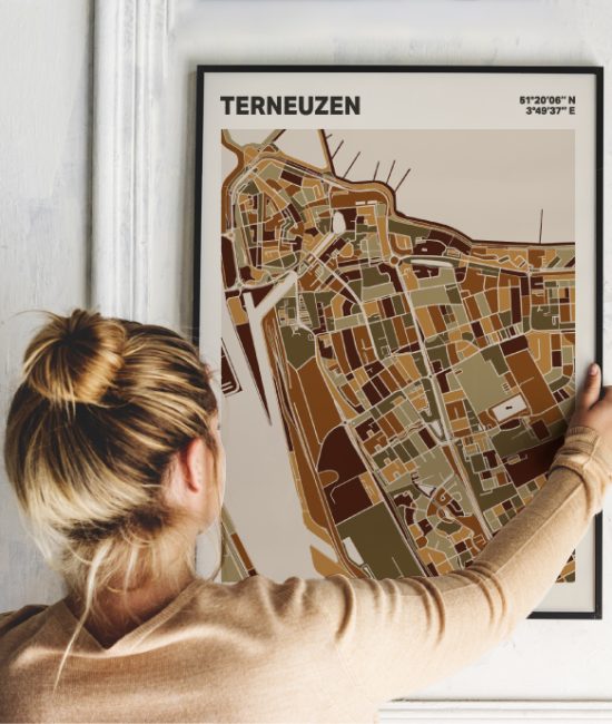 Plattegrond poster Licht Terneuzen mozaiek stl 03 Vrouw met poster mockup 01 | Funky Fellow