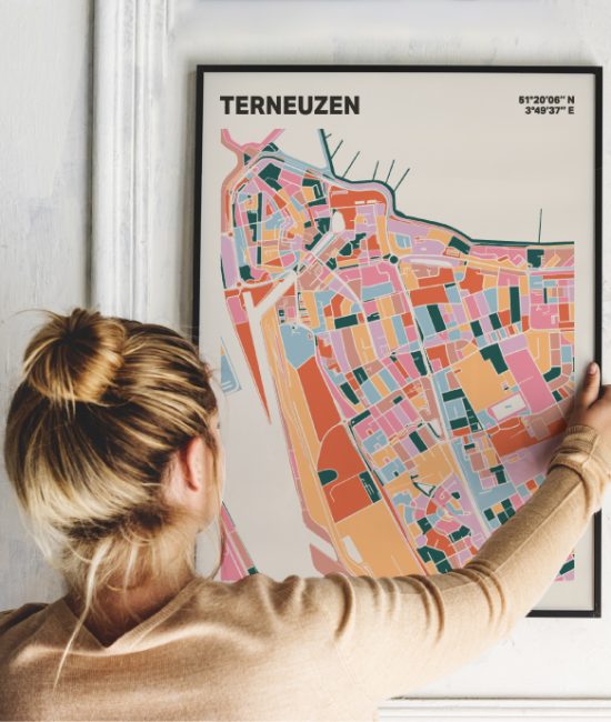 Plattegrond poster Licht Terneuzen mozaiek stl 04 Vrouw met poster mockup 01 | Funky Fellow