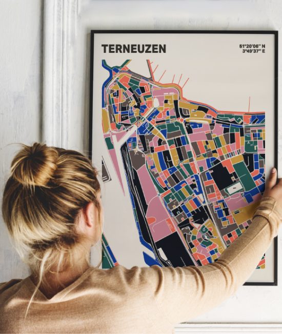 Plattegrond poster Licht Terneuzen mozaiek stl 05 Vrouw met poster mockup 01 | Funky Fellow