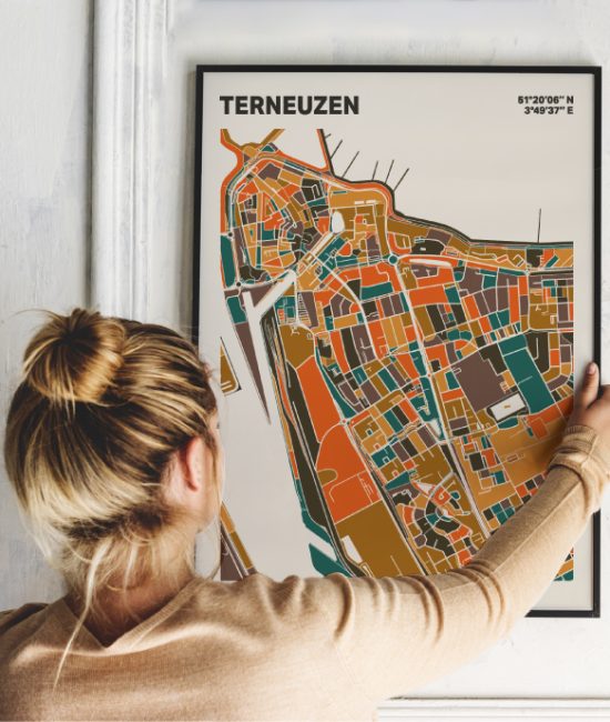 Plattegrond poster Licht Terneuzen mozaiek stl 06 Vrouw met poster mockup 01 | Funky Fellow