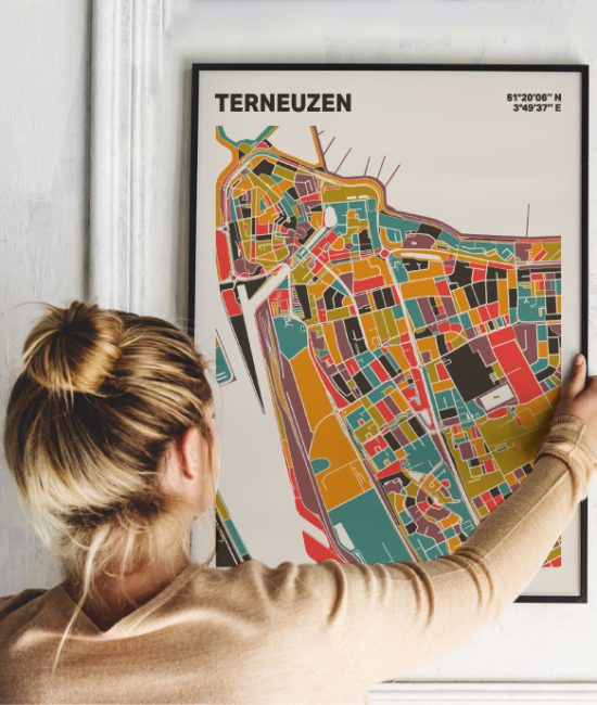 Plattegrond poster Licht Terneuzen mozaiek stl 07 Vrouw met poster mockup 01 | Funky Fellow