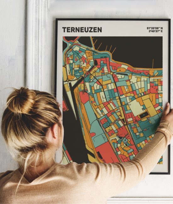 Plattegrond poster Licht Terneuzen mozaiek stl 08 Vrouw met poster mockup 01 | Funky Fellow