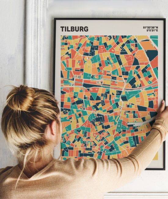 Plattegrond poster Licht Tilburg mozaiek stl 01 Vrouw met poster mockup 01 | Funky Fellow