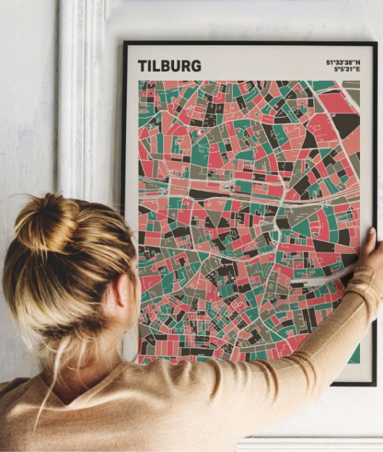 Plattegrond poster Licht Tilburg mozaiek stl 02 Vrouw met poster mockup 01 | Funky Fellow
