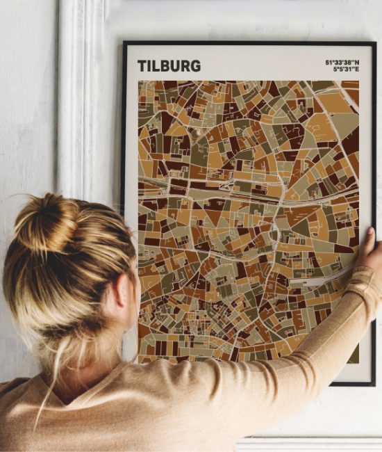 Plattegrond poster Licht Tilburg mozaiek stl 03 Vrouw met poster mockup 01 | Funky Fellow