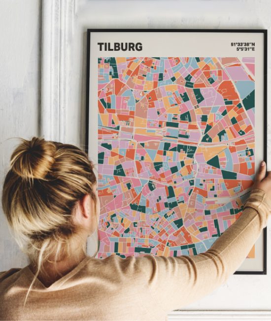 Plattegrond poster Licht Tilburg mozaiek stl 04 Vrouw met poster mockup 01 | Funky Fellow