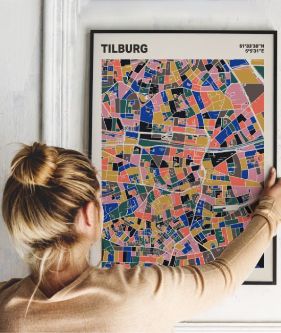 Plattegrond poster Licht Tilburg mozaiek stl 05 Vrouw met poster mockup 01 | Funky Fellow