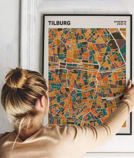Plattegrond poster Licht Tilburg mozaiek stl 06 Vrouw met poster mockup 01 | Funky Fellow