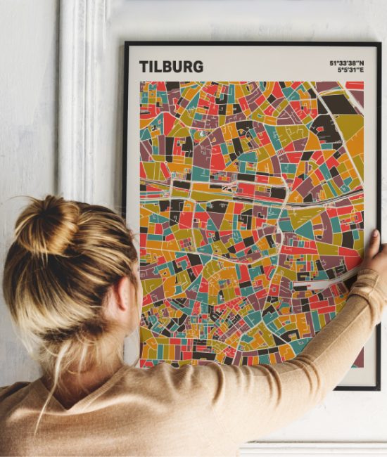 Plattegrond poster Licht Tilburg mozaiek stl 07 Vrouw met poster mockup 01 | Funky Fellow