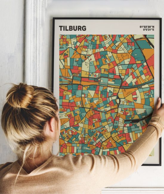 Plattegrond poster Licht Tilburg mozaiek stl 08 Vrouw met poster mockup 01 | Funky Fellow