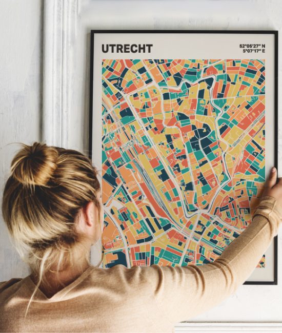 Plattegrond poster Licht Utrecht mozaiek stl 01 Vrouw met poster mockup 01 | Funky Fellow